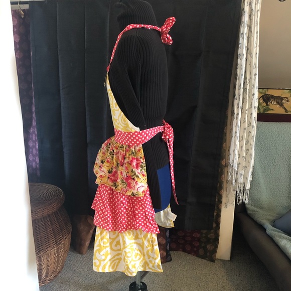 Most fab pier 1ruffled apron polka dots & roses - Picture 5 of 9